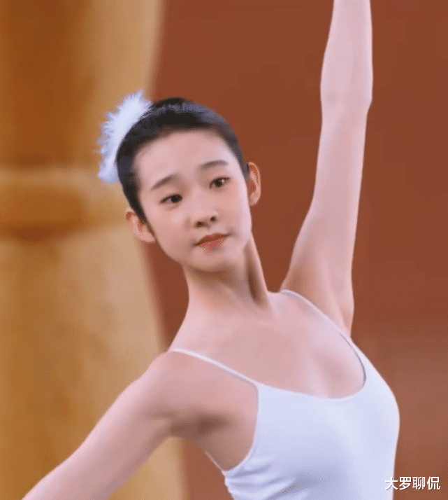 张艺凡■张艺凡比关晓彤高，同时穿上“芭蕾服”却尽显娇小，看到腰我懂了