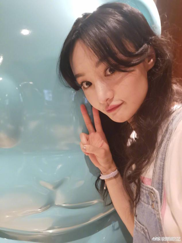 郑爽|郑爽发文向金晨表示道歉，引来了观众们的围观。