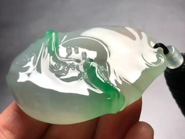 雕刻|阳绿翡翠片料，巧用颜色雕刻如鱼得水牌子，价值翻了好几倍