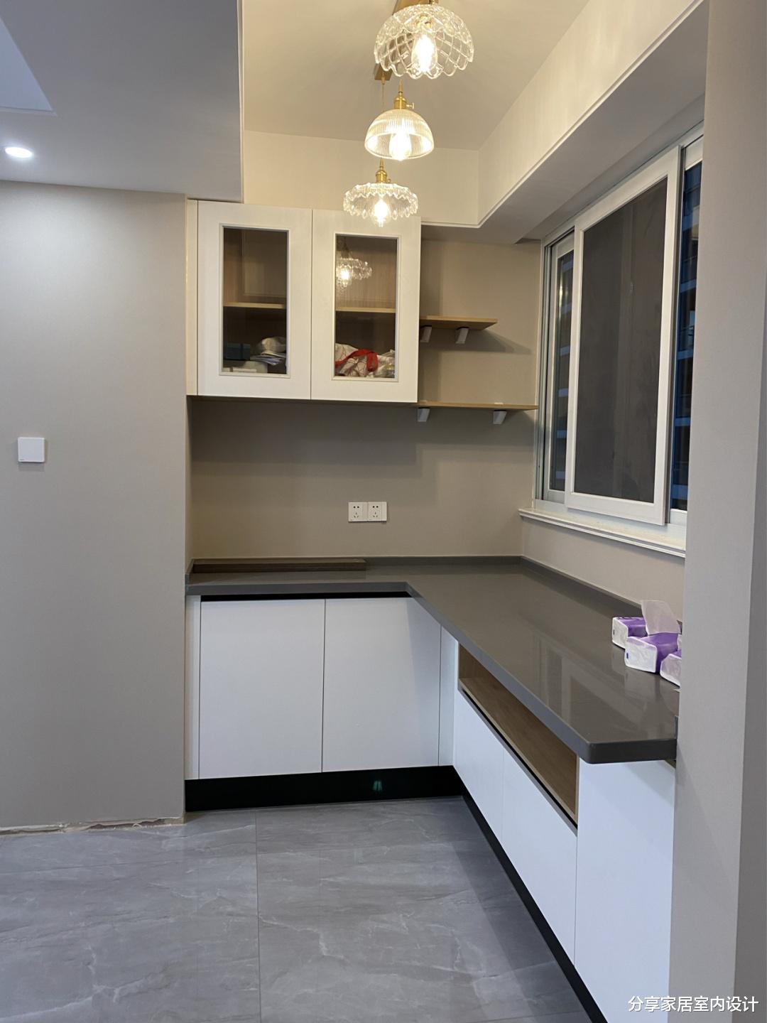 |越来越流行这样做电视墙，很实用，看她家，还没家具就很漂亮！