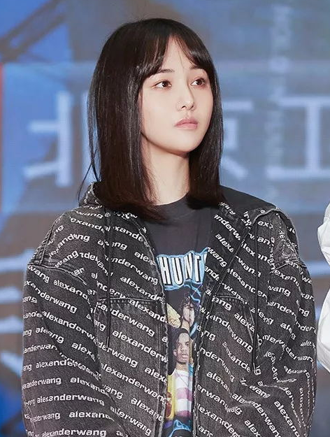 郑爽|郑爽未婚先孕，还是两个孩子的妈？看完郑爽的行程安排直接沉默了