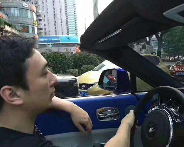 王思聪|王思聪带四位美女炸街，身穿近万元女款粉毛衣，身旁美女颜值高