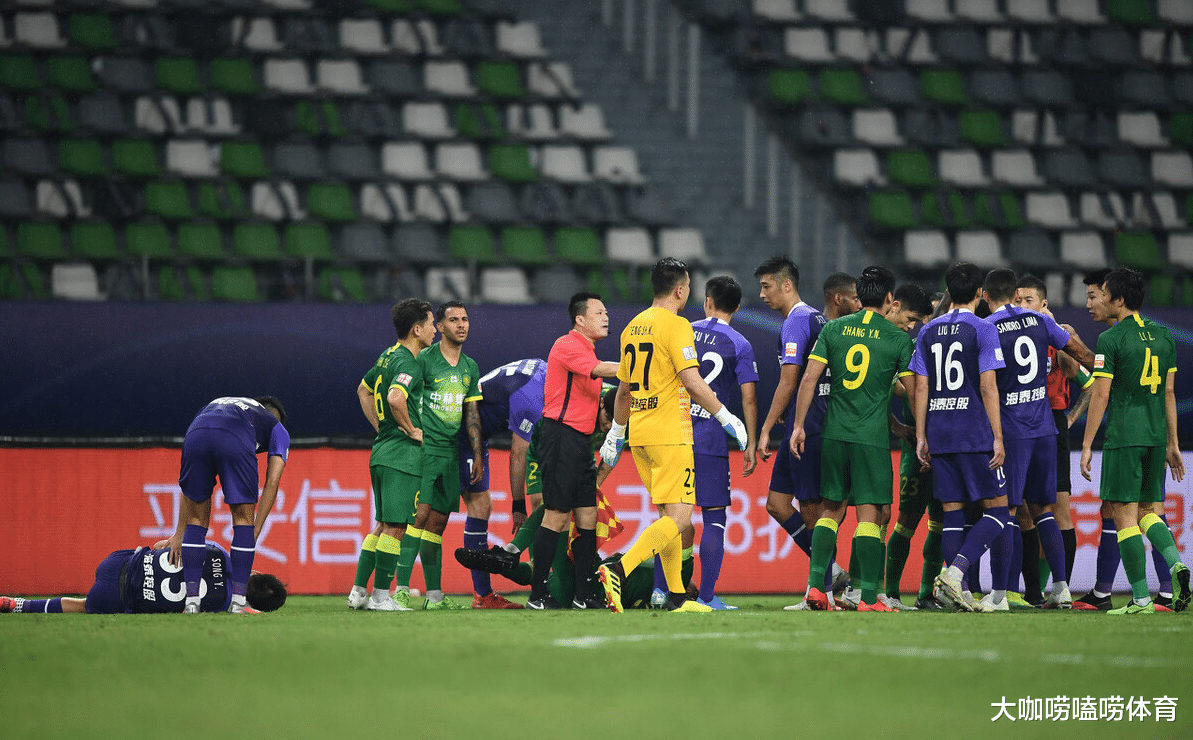 法蒂|火爆！中超昨晚出现16人大规模冲突：边裁飞奔进场加入混战