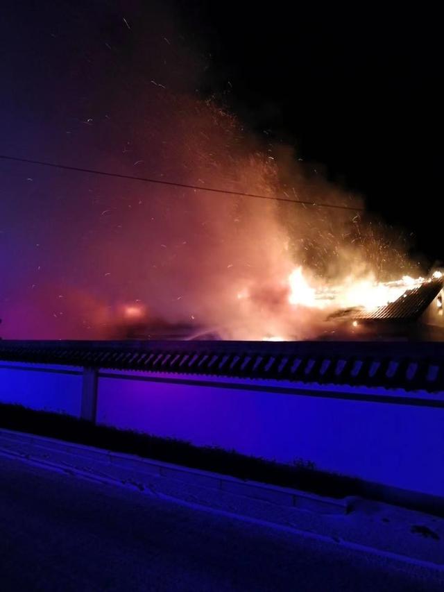 吉林日报 患病老人被困火场，民警毅然冲入救人