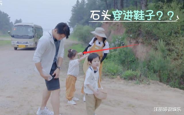 郑爽|被小朋友求抱，谭松韵僵硬不肯，看到另一边的郑爽，人缘好坏明显