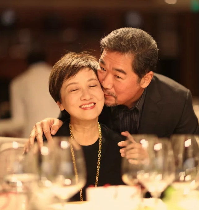 邓婕|年过花甲的邓婕，离婚协议成她一生的痛，领养女儿越长越像张国立