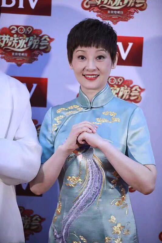 旗袍|徐帆穿旗袍特别高贵，配精致短发+坡跟鞋，53岁气质太优越