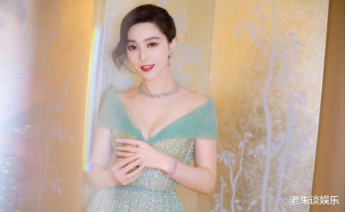 「范冰冰」39岁范冰冰与41岁秋瓷炫比美,同是紫色礼服,气质却天差地别