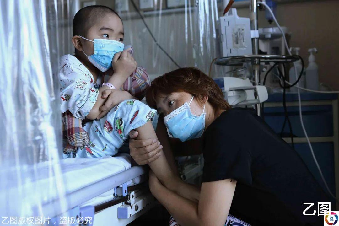 乙图|贵州7岁男孩一场病后眼睛上长了个“怪物”，每天喊痛，爸妈心碎