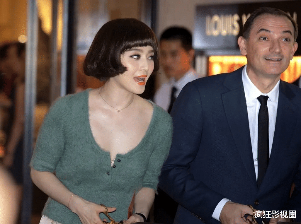 郑爽|范冰冰机场被拍,穿光腿神器豪气十足,手机壳依旧少女心