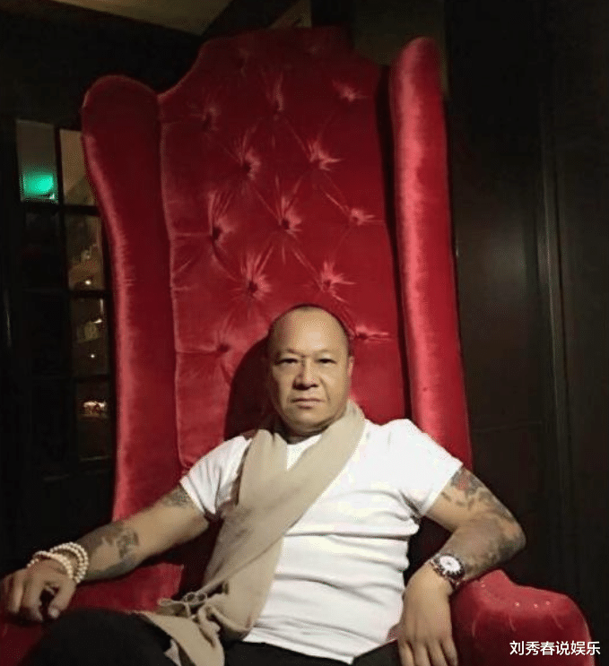 他是香港最真实的古惑仔,20年前教王杰飙车,今66岁豪车接送