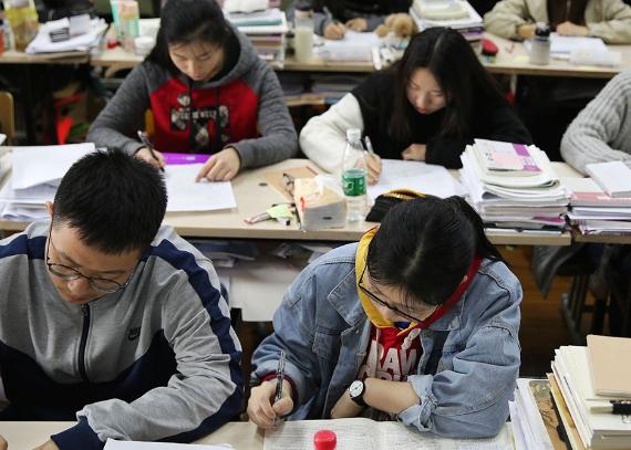 『』全国学子注意！17省开学时间已定，5省网课继续，有人欢喜有人愁