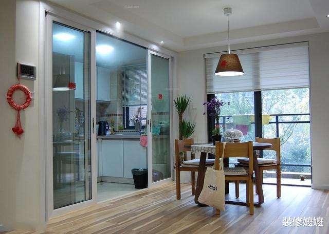 |头一次见厨房装这种推拉门,不得不感叹太聪明了,后悔我家才发现