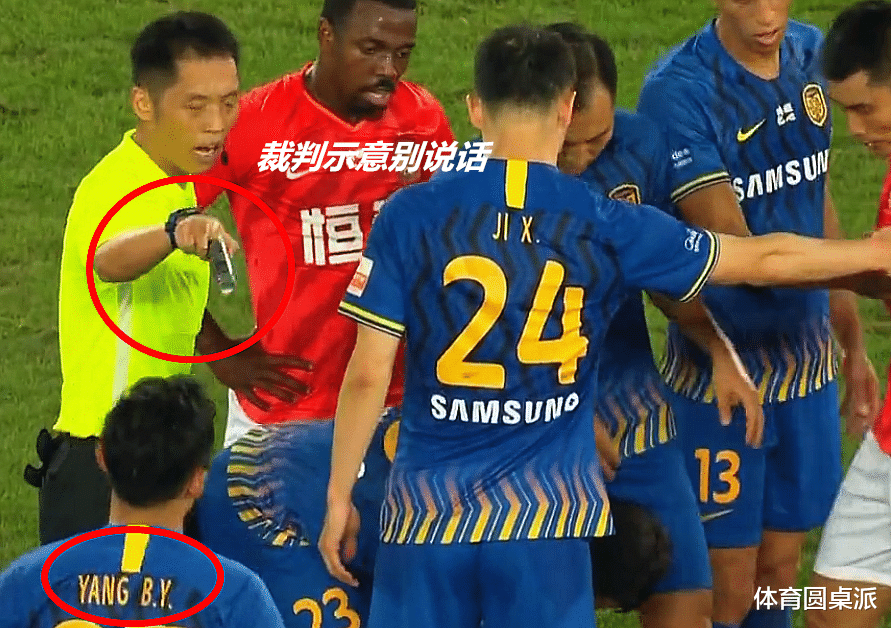 广州恒大|广州恒大保利尼奥逆境救主，为何有个让对方闭嘴动作？连裁判都让他别说话