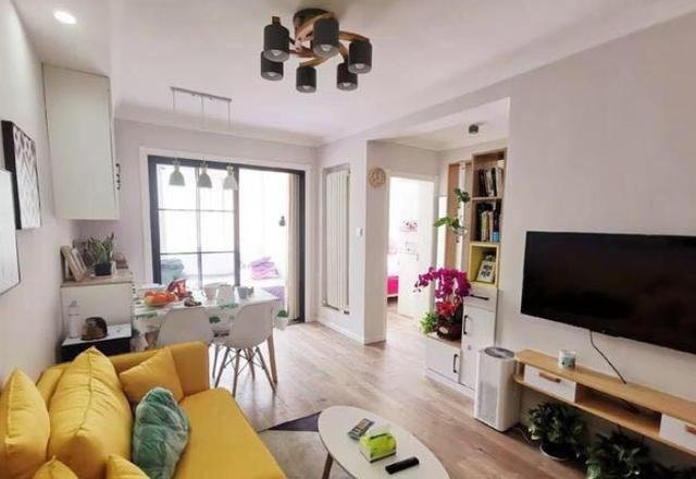 |40㎡的小家，沙发还要挨着鞋柜放，却能装出两房一厅，超实用