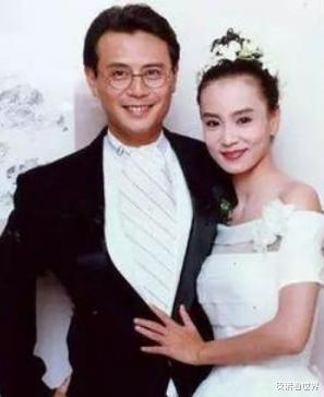 刘雪华|2011年，在丈夫葬礼上戴着墨镜哭到崩溃的刘雪华，后来过得如何？