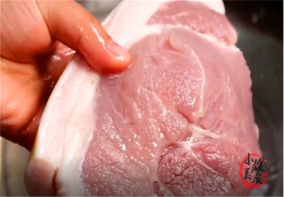 『食材』解冻肉“最怕”直接用水泡,学会关键这一步,吃起来跟鲜肉一样