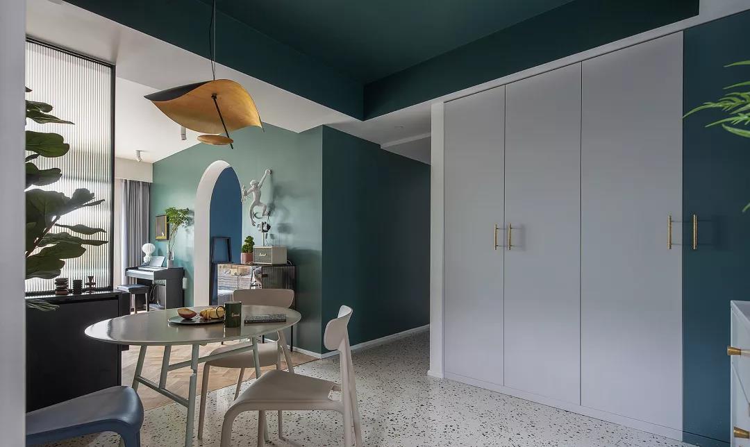 |她70㎡“去客厅化”之家,凭着书墙和庭院圈粉无数,网友:住不腻