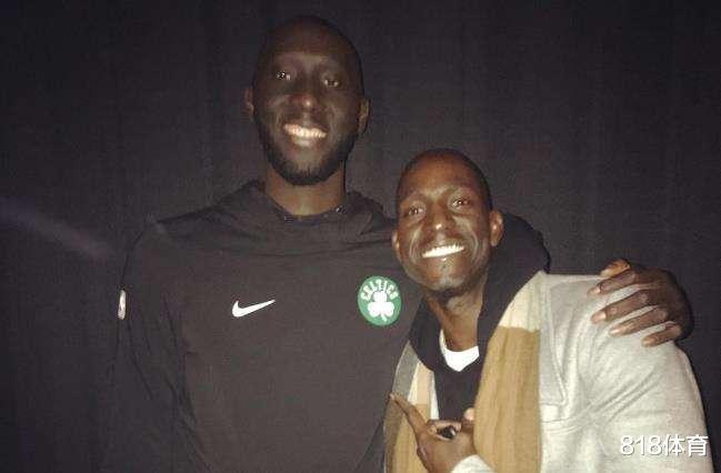 「基因突变」2米31巨人法尔生活曝光！进门弯腰低头，洗澡蹲着，开豪车像玩碰碰车