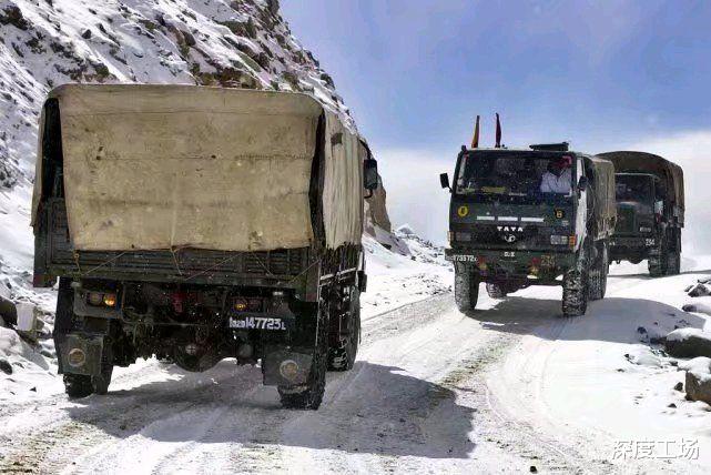 印軍卡車小心翼翼通過，拉達克恐怖山口：兩側是數米高雪墻-圖5