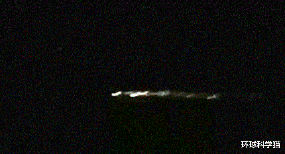 UFO▲6月太频繁了!日本之后,美国再现不明飞行物,6个球变5个球消失