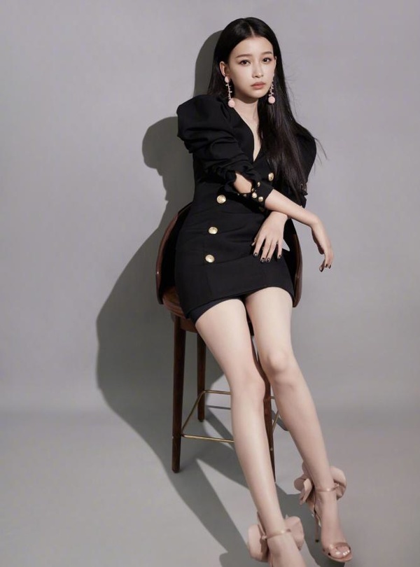 『郑爽』孙怡的腿瘦到变形，堪比之前暴瘦的郑爽，腿精女孩私下如何打扮