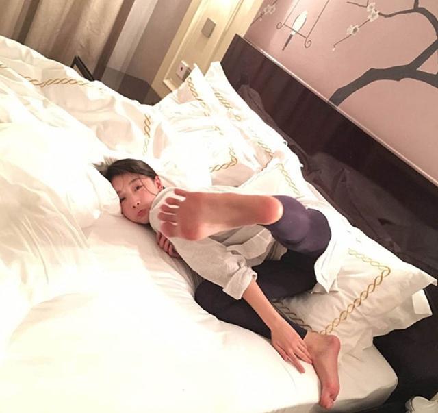结婚|带你参观周冬雨的家，客厅成了自己的服装间，还把衣服放电视柜上