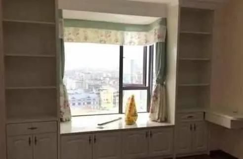 「」老婆在飘窗装了一圈柜子,发到业主群,群里消息999!