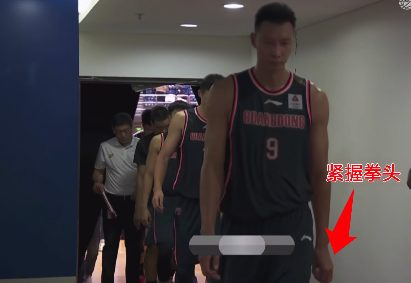 辽宁男篮|输球后易建联握住拳头，辽宁全队都在庆祝，谁留意到郭艾伦？