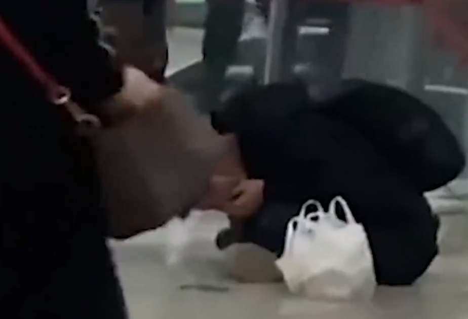 车迷 郑州一男子回家途中接到老板电话，蹲地上痛哭：老板不要我了