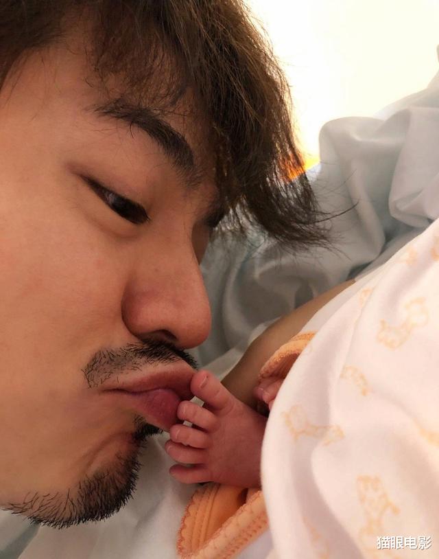 『罗仲谦』罗仲谦晒爱女脚丫照，送上亲吻十分亲昵，父女俩温馨满满