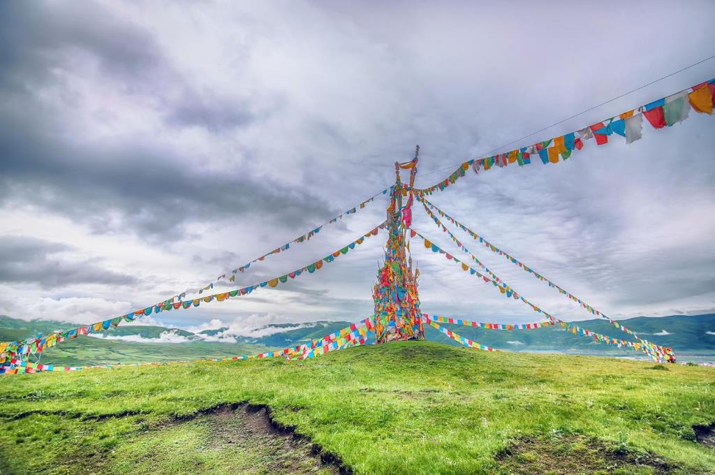 羌族■阿坝拥有着3个AAAAA级风景区，16个AAAA以上旅游风景区