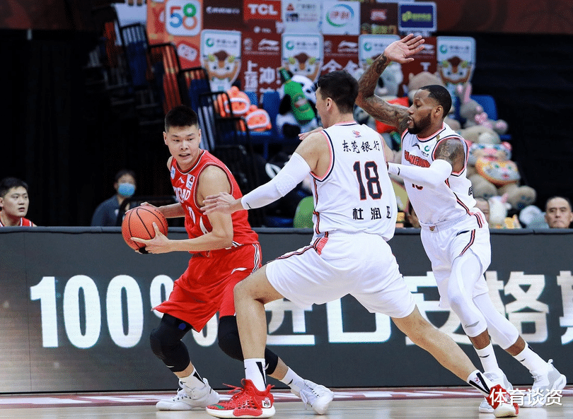 广东男篮|3分险胜！广东锁定常规赛冠军，险被逆转+主力伤退，杜锋怒吼太无奈