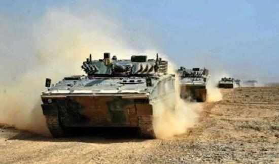 轰炸机@卫星拍到震撼一幕，重装备一字排开，印军态度瞬间服软