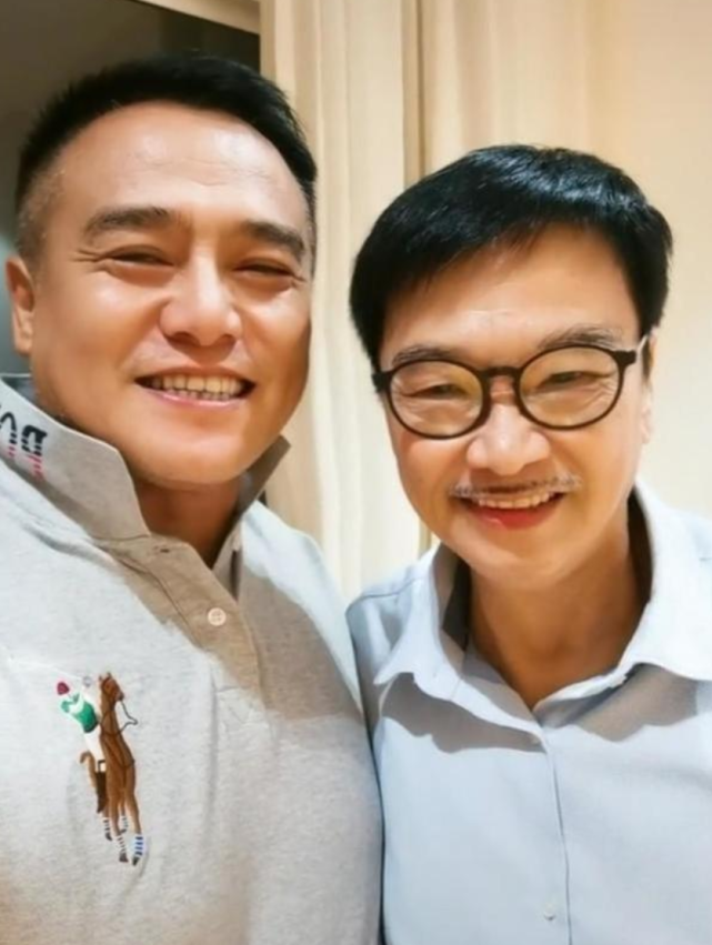 吴孟达|67岁吴孟达瘦脱相认不出，染黑发胡子变白与49岁“无天佛祖”跨次元同框