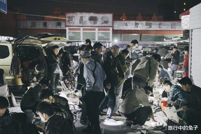 背包客|夜探深圳华强北“鬼市”，夜晚开门拂晓散场，很多背包客月入十万
