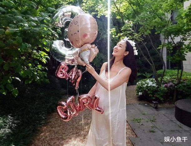 『崔智友』44岁崔智友晒孕肚快生了，大方透露宝宝性别，为牛郎丈夫高龄产子