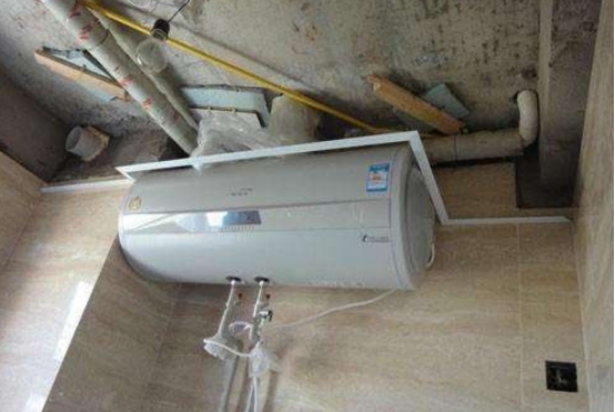 池塘|为什么有钱人都把热水器装吊顶上?老电工道出实情,后悔太晚知道