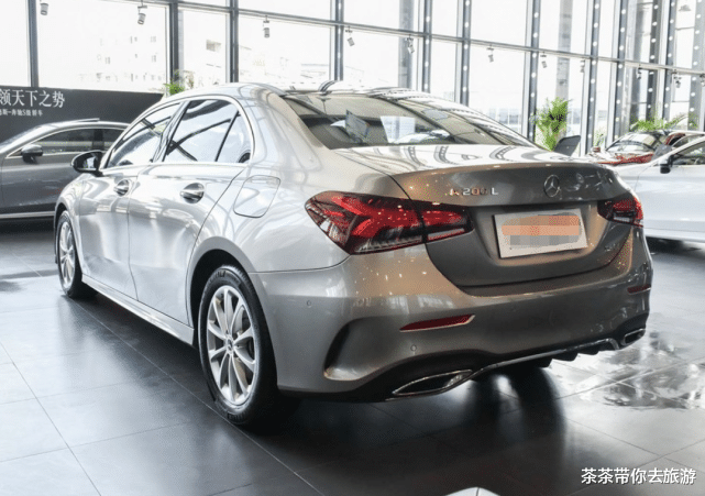 奔驰A级|奔驰放弃“底线”了!从21万跌至14万,比思域厚道,买啥国产车