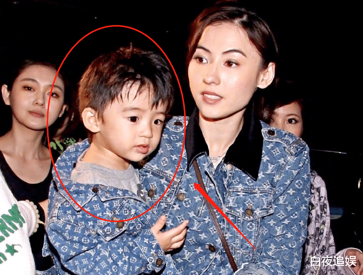 张柏芝|张柏芝大儿子“抽条”啦！13岁身高拔尖，怀抱妈妈男友力爆棚