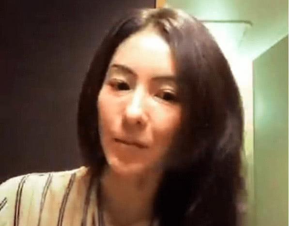 40岁张柏芝素颜曝光，网友瞬间不淡定了，离开美颜滤镜还不如路人