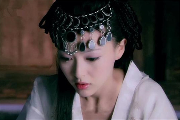 胡歌|唐嫣产子后复出，却在胡歌的新剧中当配角，看到女主是谁后明白了