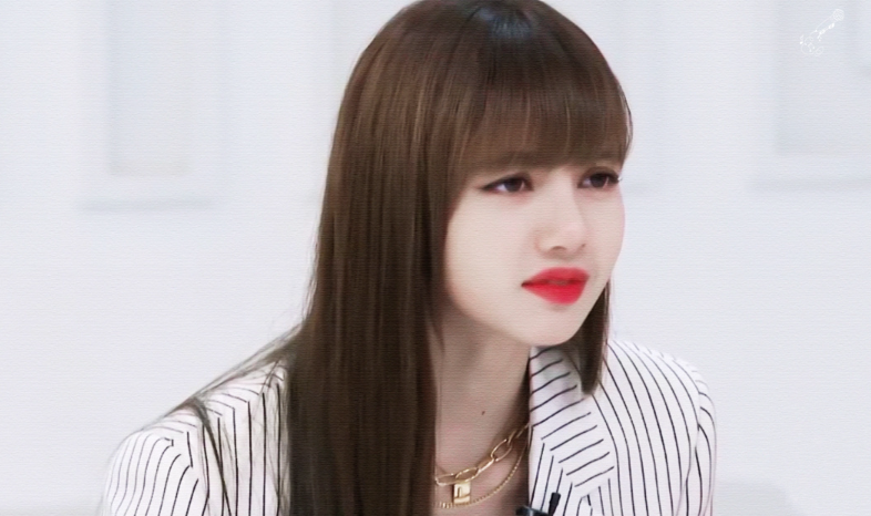 「lisa」Lisa自拍忘开滤镜，离开十级美颜后，凑近看清脸蛋，再不羡慕了