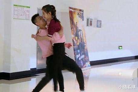 『郭艾伦』CBA球员身体不行？郭艾伦曾单手抱起Angelababy，这动作一般人真不行