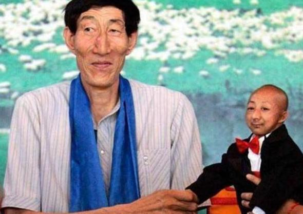 #鲍喜顺#比姚明还高的\中国第一巨人\，年近60喜得一子，如今儿子有多高？