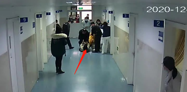 车迷 杭州女子带娃看病要求加号被拒，竟把医生赶出诊室，还动手打保安