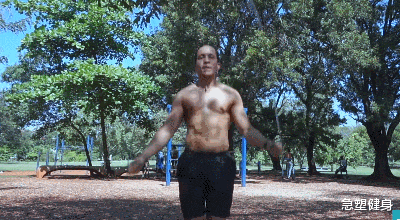 健身@小伙跳绳刷脂，1个月共跳绳15小时，身材前后变化一目了然