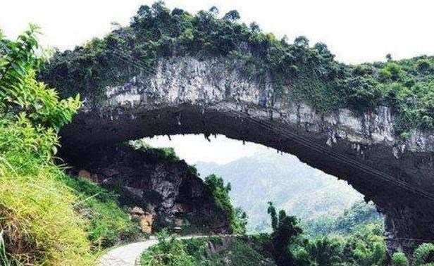 旅行|我国最古老的“天生桥”，横空跨越公路，被誉为天下奇观！
