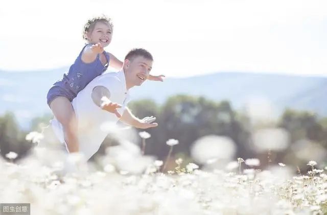 水瓶座▲再过十天，月色如潮，相守太难，回头找前任，此生绝不再分离