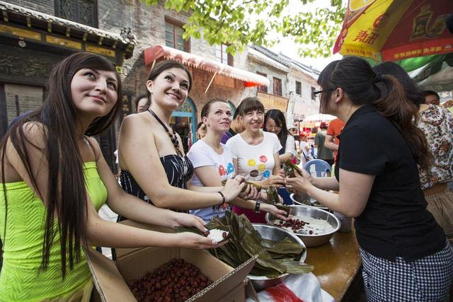 德国@德国人来中国旅游，刚出机场就直呼：我们被电视里的中国骗了